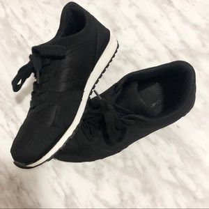 LE CHATEAU Flat Stylish Runners